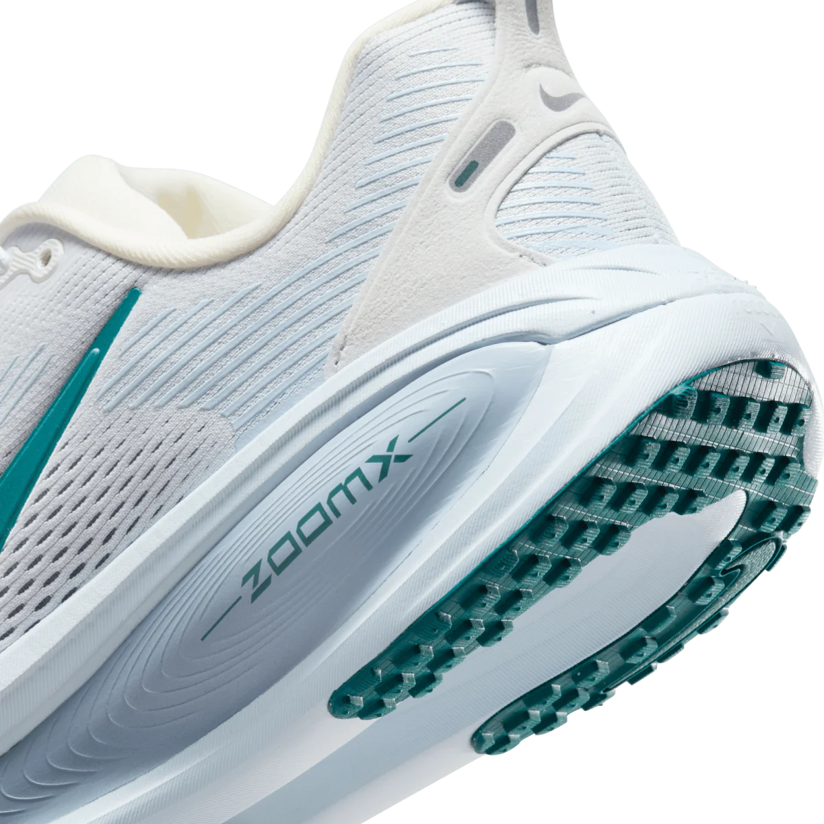Nike Vomero 18 moteriški bėgimo bateliai HM6804‑103