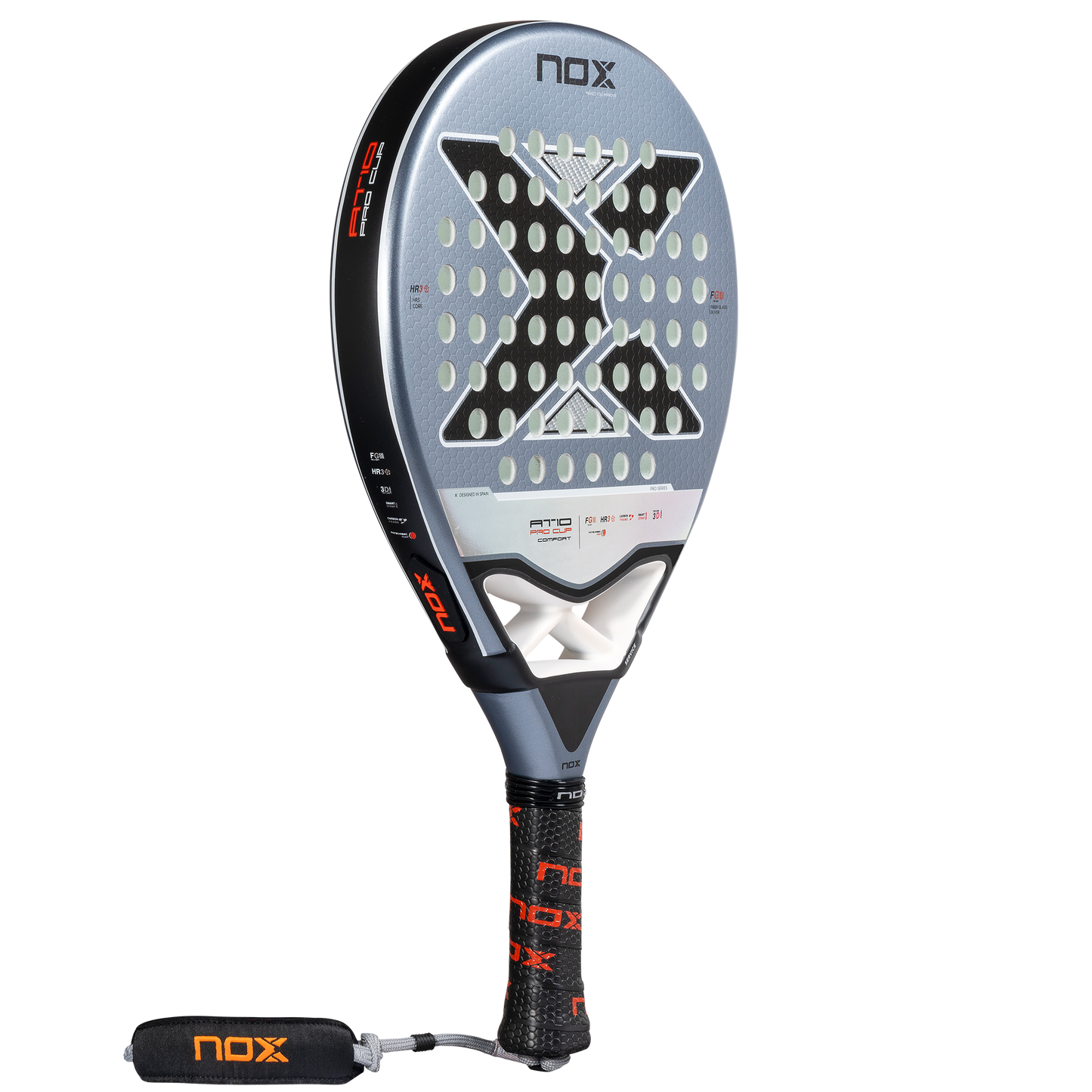 NOX 2025 AT10 Pro Cup COMFORT padelio raketė iš kampo – komfortiškas modelis su stiklo pluošto paviršiumi ir geru valdymu