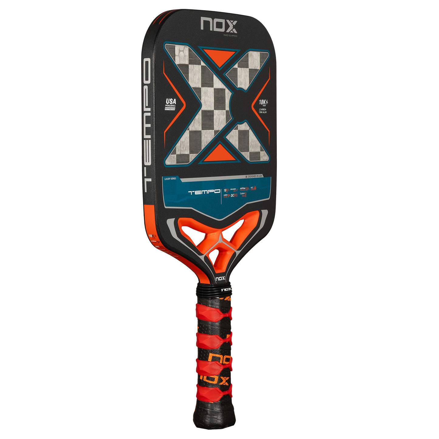 NOX Luxury Tempo 18K Alum-Carbon pickleball raketė iš kampo – tvirta ir lengva konstrukcija profesionaliam žaidimui