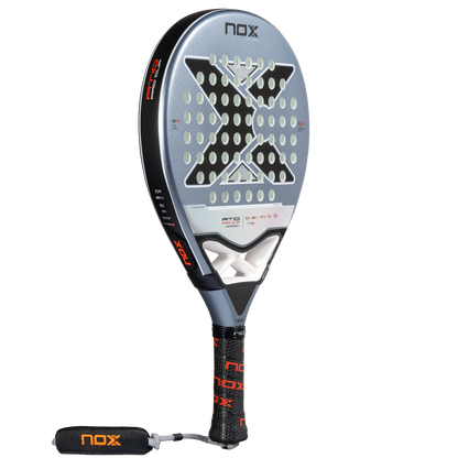 NOX 2025 AT10 Pro Cup COMFORT padelio raketė iš kampo – komfortiškas modelis su stiklo pluošto paviršiumi ir geru valdymu