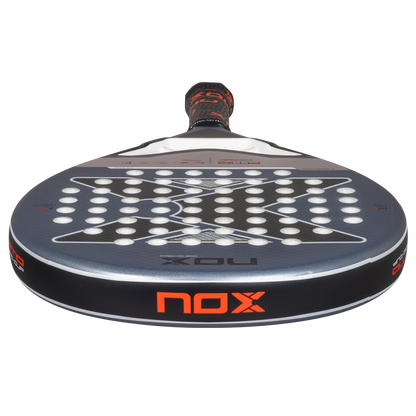 NOX AT10 Pro Cup COMFORT padelio raketė iš viršaus – apvali galva su NOX logotipu ir subalansuotu svorio centru