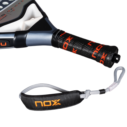 NOX AT10 Pro Cup COMFORT 2025 padelio raketės rankena – ergonomiška ir neslystanti, su originaliu NOX dirželiu