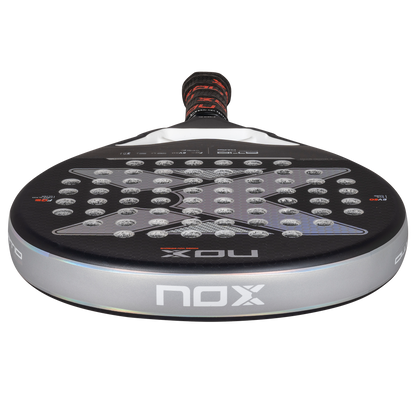 NOX AT10 Pro Cup HARD padelio raketė iš viršaus – simetriška apvali forma su Agustin Tapia dizainu ir NOX logotipu