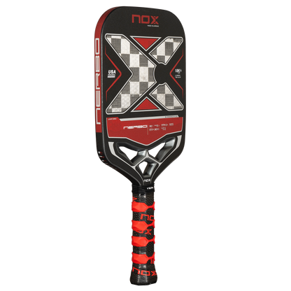 NOX Luxury Nerbo 18K Alum-Carbon pickleball raketė iš kampo – tvirta konstrukcija, skirta profesionaliam žaidimui ir ilgaamžiškumui