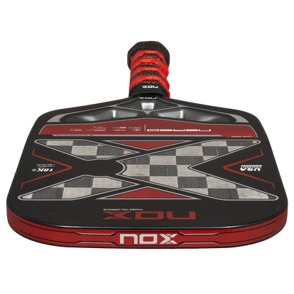 NOX Luxury Nerbo 18K Alum-Carbon pickleball raketė iš viršaus – elegantiška forma su NOX logotipu ir sidabriniais akcentais