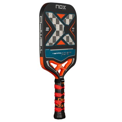 NOX Luxury Tempo 18K Alum-Carbon pickleball raketė iš kampo – tvirta ir lengva konstrukcija profesionaliam žaidimui