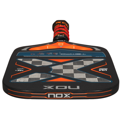 NOX Luxury Tempo 18K Alum-Carbon pickleball raketė iš viršaus – klasikinė forma su NOX logotipu ir premium apdaila