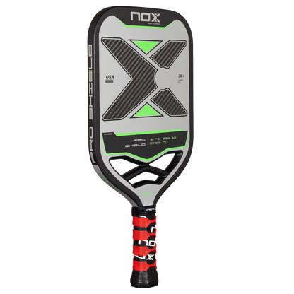 Piklbolo raketė NOX PRO SHIELD 3K Carbon iš kampo – profesionali konstrukcija, ilgaamžiškumas ir dinamiškas dizainas