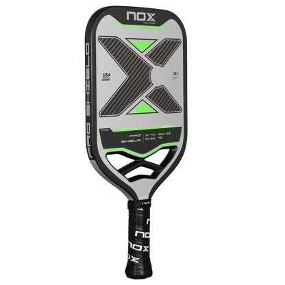 Piklbolo raketė NOX PRO SHIELD 3K Carbon iš kampo – profesionali konstrukcija, ilgaamžiškumas ir dinamiškas dizainas