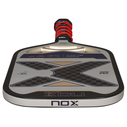 NOX PRO SHOT RACKET 12K Carbon piklbolo raketė iš viršaus – profesionali forma su NOX logotipu ir premium apdaila