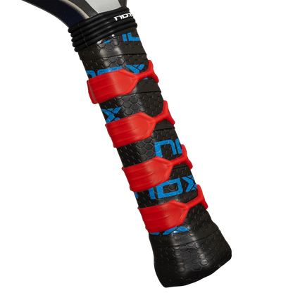 NOX PRO SHOT RACKET 12K Carbon raketės rankena – ergonomiška, su neslystančia apvija ir patogiu sukibimu