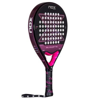 Padelio raketė NOX X-ONE Silhouette iš kampo – lengva konstrukcija ir patogi kontrolė moterims ir pradedantiesiems