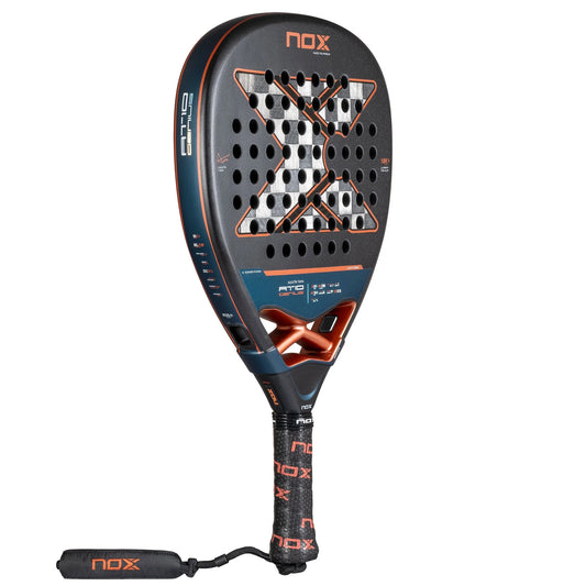 NOX AT10 Genius Attack 18K Alum padelio raketė iš kampo – 2025 m. modelis su 18K anglies pluoštu