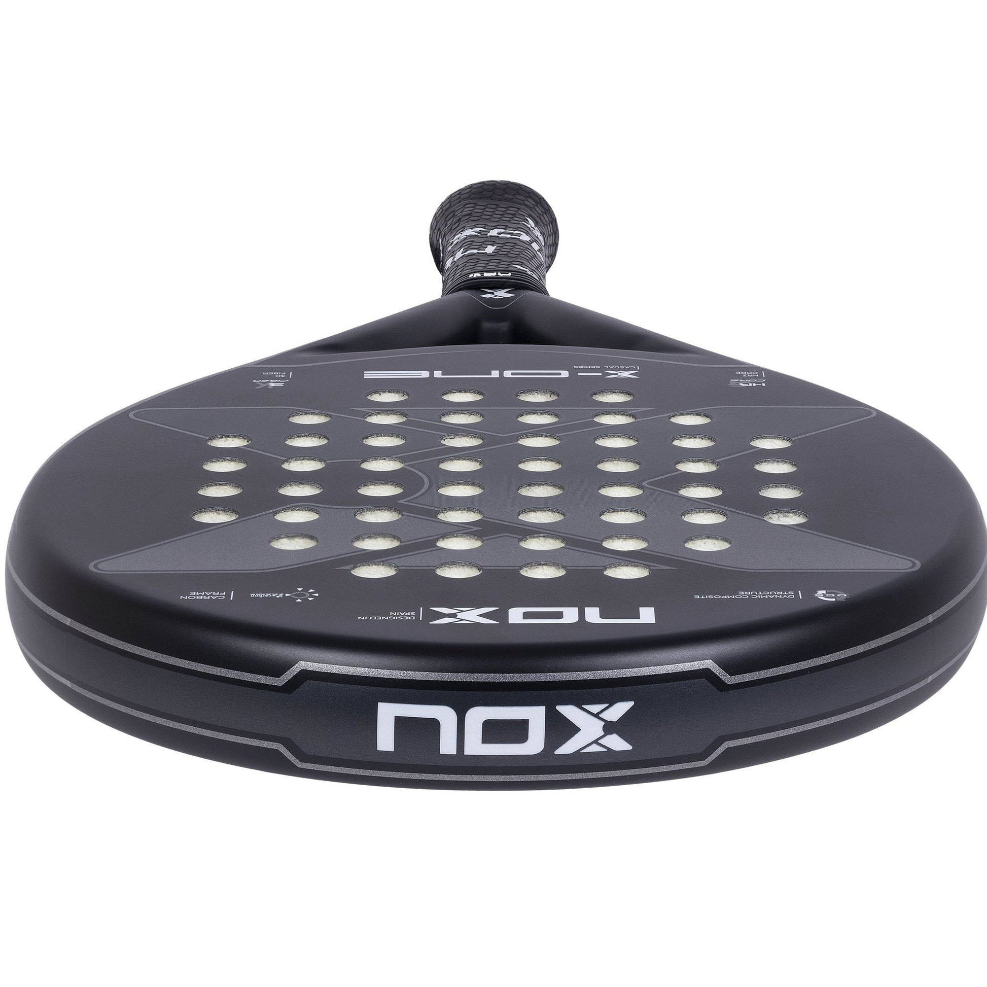 NOX X One padelio raketė iš viršaus – apvali galva su simetrišku kontūru ir NOX logotipu centre