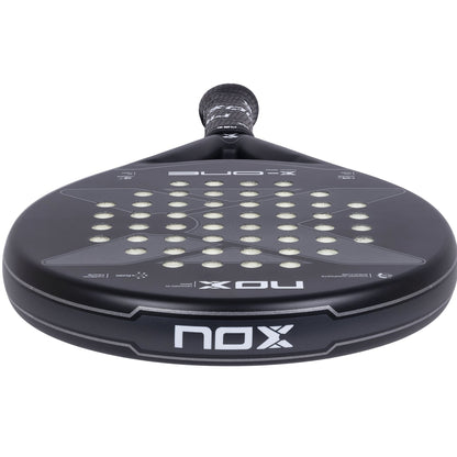NOX X One padelio raketė iš viršaus – apvali galva su simetrišku kontūru ir NOX logotipu centre
